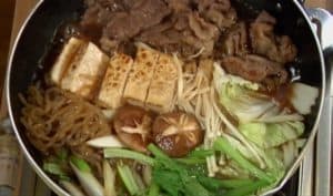 Lire la suite à propos de l’article Recette de Sukiyaki façon Kanto (plat mijoté de bœuf et légumes)