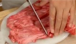 Let's cut the ingredients. Cut the beef slices in half.