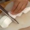 Coupez les tiges blanches en tranches fines en diagonale.