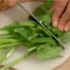 すき焼きには春菊がよく使われますが、代わりに小松菜を使用しています。小松菜を小さく切ります。