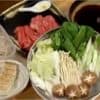 Maintenant, toutes les préparations sont finies. Préparez le sukiyaki.