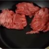 Đầu tiên, áp chảo các lát thịt bò trong chảo.