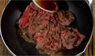 Then, ladle the sukiyaki sauce over the beef.