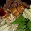 Đổ thêm sốt sukiyaki lên rau củ. Bạn có thể điều chỉnh lượng sốt sukiyaki khi bạn thử nó.