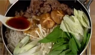 Pour additional sukiyaki sauce over the vegetables. You can adjust the amount of sukiyaki sauce as you test it.