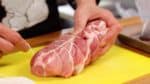 因为要用烤箱来烤肉，所以把肉卷起来可防止叉烧翘曲并让它保持美观的形状。