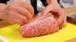 用竹签在猪肉上扎好几次，以帮助肉块吸收腌料。 记得另一边也要扎。