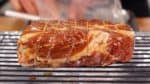 把肉事先恢复至室温，能助避免在烤肉时未煮熟的情况。