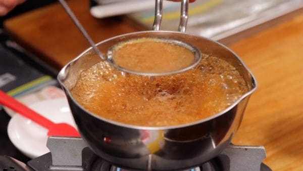 Wenn die Soße kocht, entferne den sich bildenen Schaum gründlich. Auf der Oberfläche wird sich viel Schaum bilden.
