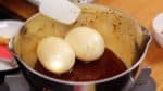 Mettez les œufs durs dans la casserole avec le reste de la sauce.