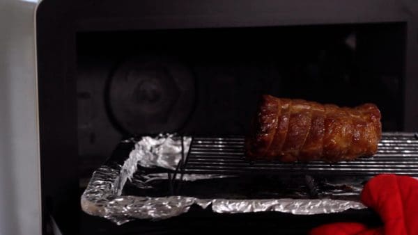 Jeder Ofen verhält sich etwas anders. Daher sollten die angegebene Temperatur und Backzeit nur als Anhaltspunkte genutzt werden. Wenn die Oberfläche des Fleisches sich nicht gleichmäßig bräunt, dreh das Backblech um. Du kannst auch das Fleisch mit Aluminiumfolie bedecken, um zu verhindern, dass es weiter bräunt.