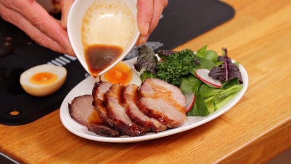 Arrange the sliced char siu on a plate along with salad greens and the marinated egg. Finally, pour the saved sauce over the char siu and enjoy it as much as you want.
