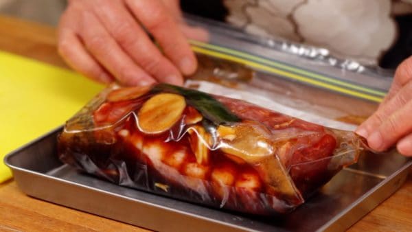 Remove the air from the inside and close the bag so that the whole meat should be covered with the marinade.