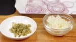 Thái một quả dưa chuột (dưa leo) muối thành các miếng vừa. Đối với hành tây, thái nó thành các miếng vừa để nó sẽ có thể trộn được đều với thịt xay trong các miếng thịt.
