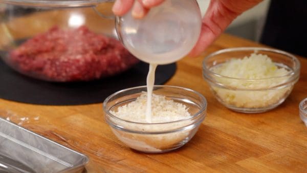 Next, let's make the hamburger patties. Add the milk to the panko, Japanese breadcrumbs. Stir to moisten.