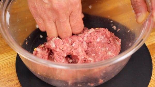Complete this process quickly, otherwise the temperature of your hands will melt the fat and make the meat too soft, which makes it harder to shape the patties and reduces freshness.