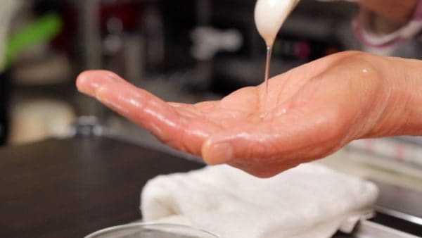 Let's shape the meat mixture into patties. Put a relatively large amount of vegetable oil on your hands.