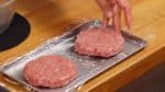 Placez chaque steak sur une feuille de film plastique pour un retrait facile.