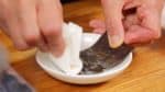 D'abord, préparez la sauce soja au dashi. Essuyez doucement l'algue kombu à dashi avec un essuie-tout mouillé essoré ou retirez la poussière et le sable avec un pinceau.
