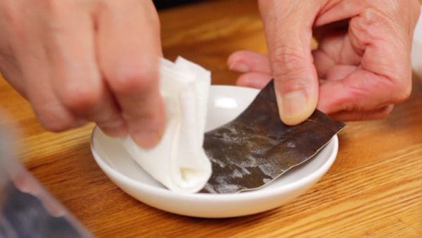 First, let's make the dashi soy sauce. Gently wipe the dashi kombu seaweed with a tightly squeezed damp kitchen towel or remove dust and sand with a brush.