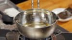 把味醂放在一個小鍋裡，用中火加熱。確保火焰不會從鍋底下露出。這樣可以防止酒精著火。