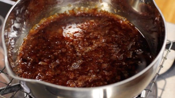 Then, gradually heat the sauce and spend about 2 to 3 minutes to bring it to a boil.