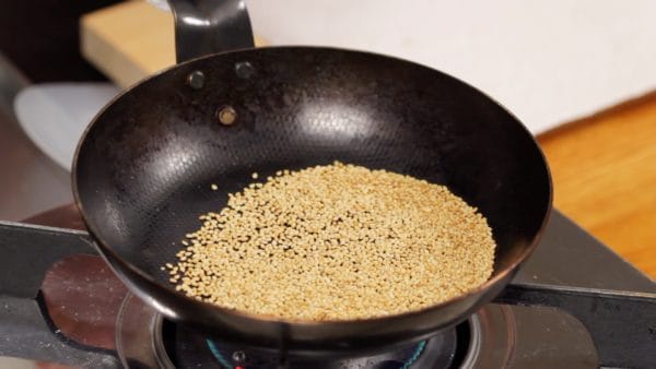 Let's re-roast the toasted white sesame seeds. Roast the sesame seeds in a small pan but be careful not to burn them.
