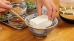 將光滑的嫩豆腐徹底冷卻，輕輕瀝乾，放在米飯上。