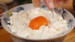 新鮮な卵黄をそっと落とします。生食できる安全な卵を使ってください。