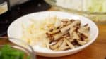 Réhydratez le champignon shiitake séché et coupez-le en lanières de 3 cm (1,2 inch) aussi fines que possible.