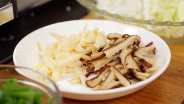 Rehydrate the dried shiitake mushroom and cut into 3 cm (1.2") strips as thin as possible.