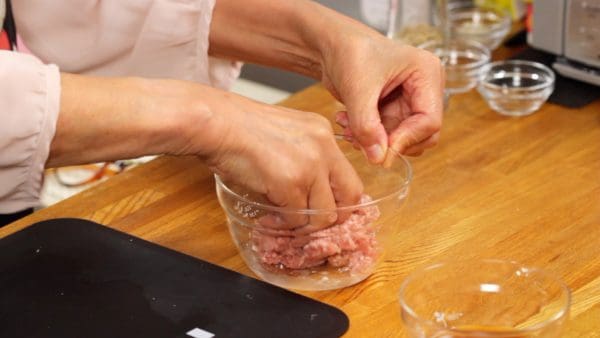 Distribute the seasonings in the meat with your hand. Adding the potato starch will help to prevent the meat from becoming tough.