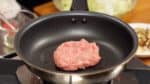 Ensuite, préparons la garniture. Mettez une quantité modérée d'huile végétale dans une poêle chauffée. Ajoutez le porc haché assaisonné et commencez la cuisson en séparant la viande.