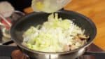 白菜も加えて炒めます。同じように水分を飛ばしながらじっくり炒めます。