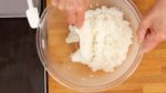 像切米飯一樣快速移動米飯並分佈壽司醋。這種切割動作可以防止米飯變粘，同時均勻地塗抹醋。