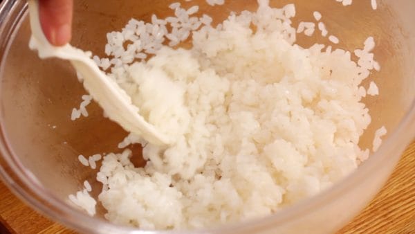 做寿司的米饭比平时少用一点水，因为醋是后来加的。