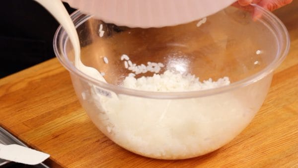 When the vinegar is distributed evenly, use a fan to remove the excess heat. This will help to remove the excess moisture as well, giving the rice a glossy texture.