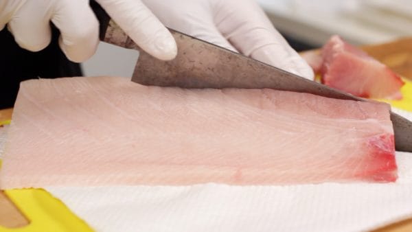 Slice the yellowtail into long strips. The length of the strips should be about 21 cm (8.3").