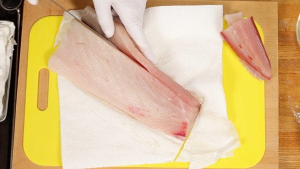 The yellowtail is fresh and chewy so it is best to cut it lengthwise into 5 mm (0.2") thick pieces.