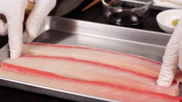 Tekkamaki usually refers to a red Tekkamaki made with tuna. However, in Nagasaki Prefecture, fresh, white-fleshed fish with a chewy texture was easily available and also popular, so the most common type of Tekkamaki was made with white-fleshed sashimi.
