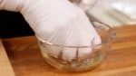 如果米飯粘在您的手上，請用醋水（也稱為 Tezu）潤濕您的手，以使其更容易處理。