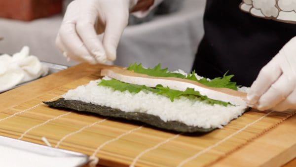 Next, arrange the yellowtail. If the soy sauce drips from the sashimi, use a paper towel to remove the excess liquid and place the yellowtail on top of the shiso leaves.
