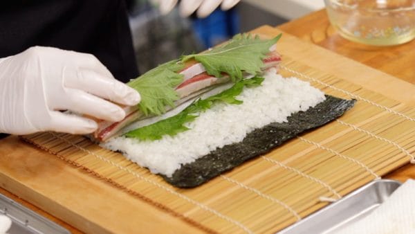 Couvrez le dessus de la sériole avec deux feuilles de shiso.