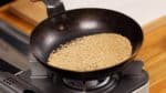 D'abord, préparez le Kirigoma, graines de sésame hachées. Versez les graines de sésame dans une petite poêle et allumez le feu.