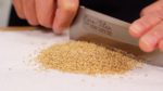 Si vous hachez trop vite, les graines de sésame vont se disperser partout. Les graines de sésame ne sont pas digérées et absorbées telles quelles, alors assurez-vous de bien les hacher.