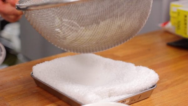 Remove the mesh strainer and tap it on a kitchen cloth multiple times to remove the excess water. In this way, most of the excess moisture can be removed without losing the shape of the slices.