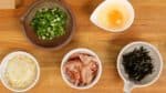 Voici quelques autres assaisonnements, du gingembre râpé, du Katsuobushi également appelé flocons de bonite, des aiguilles d'algue nori et de la ciboule finement hachée. Vous pouvez également ajouter le jaune d'œuf selon votre goût.