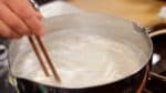 En cuanto al udon, las instrucciones indican que debe hervirse 10 minutos, pero en cambio, hierva durante 6 o 7 minutos. Los fideos son más delgados que el udon común, y se comen calientes sin remojarse en agua fría, así que cocínelos durante menos tiempo. 
