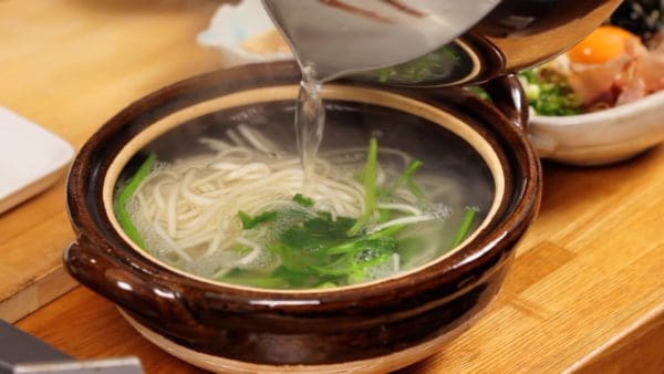 Transfer the udon noodles to an earthenware pot or heavy pot to keep it warm.