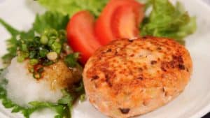 Lire la suite à propos de l’article Recette de steak haché de saumon avec du radis Daikon râpé rafraîchissant